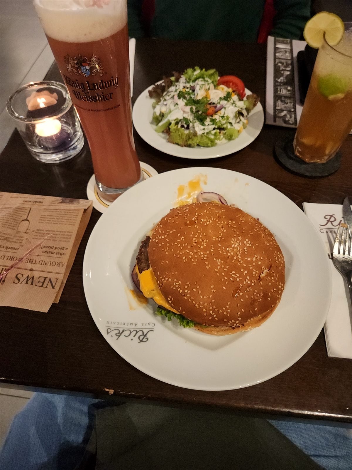 Hausgemachter Burger mit Salat und Getränken bei Rick's