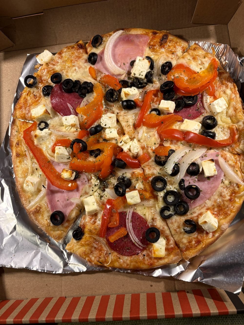 Pizza mit Paprika, Oliven und Feta bei Rick's